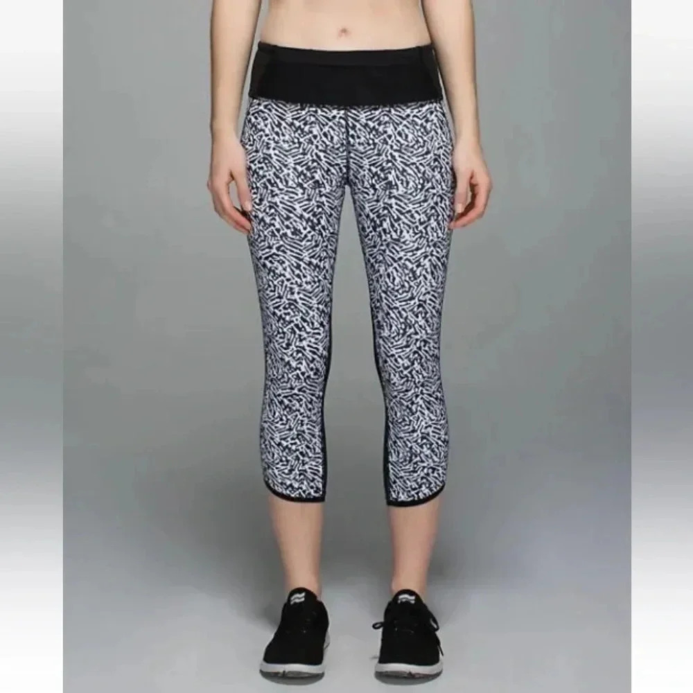 Lululemon Pace Pusher Crop Mini Brushed Leggings Black/White Capri Active Size 4
